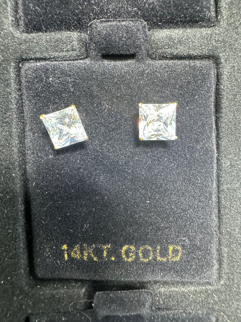 14K Square Stud Earring Medium